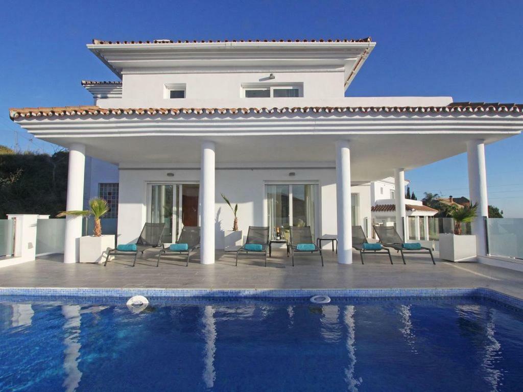 Modern With Heated Pool, Jacuzzi, Sauna, Sleeps 10 Willa